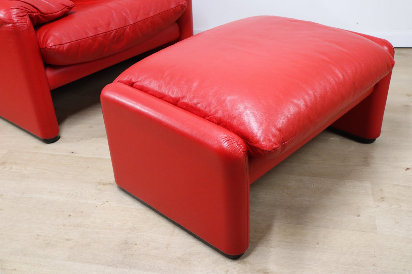 Fauteuil et ottoman Maralunga par Vico Magistretti pour Cassina