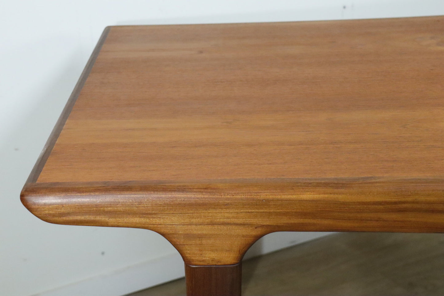 Table de repas scandinave par Johannes Andersen en teck, 1960