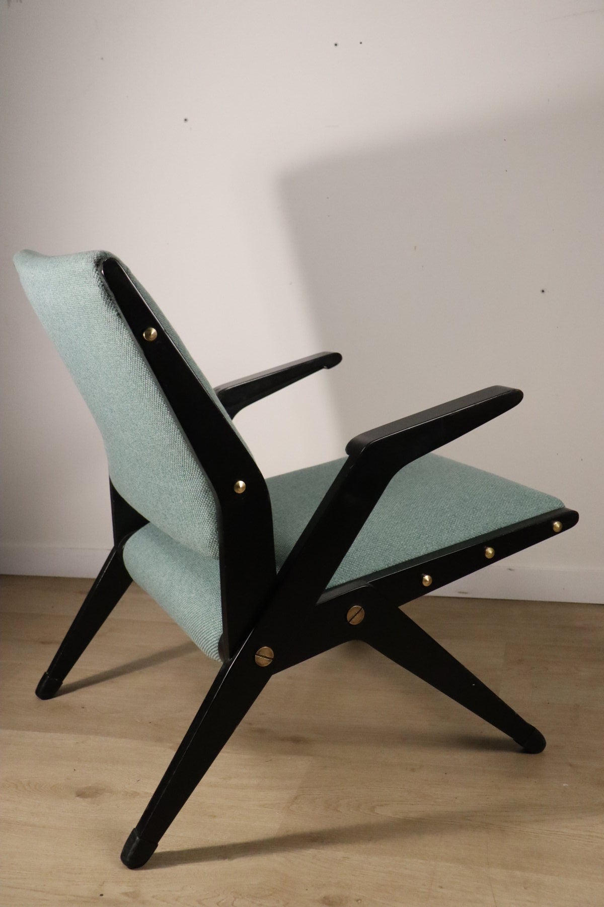 Fauteuil vintage années 60 en bois noir et tissu