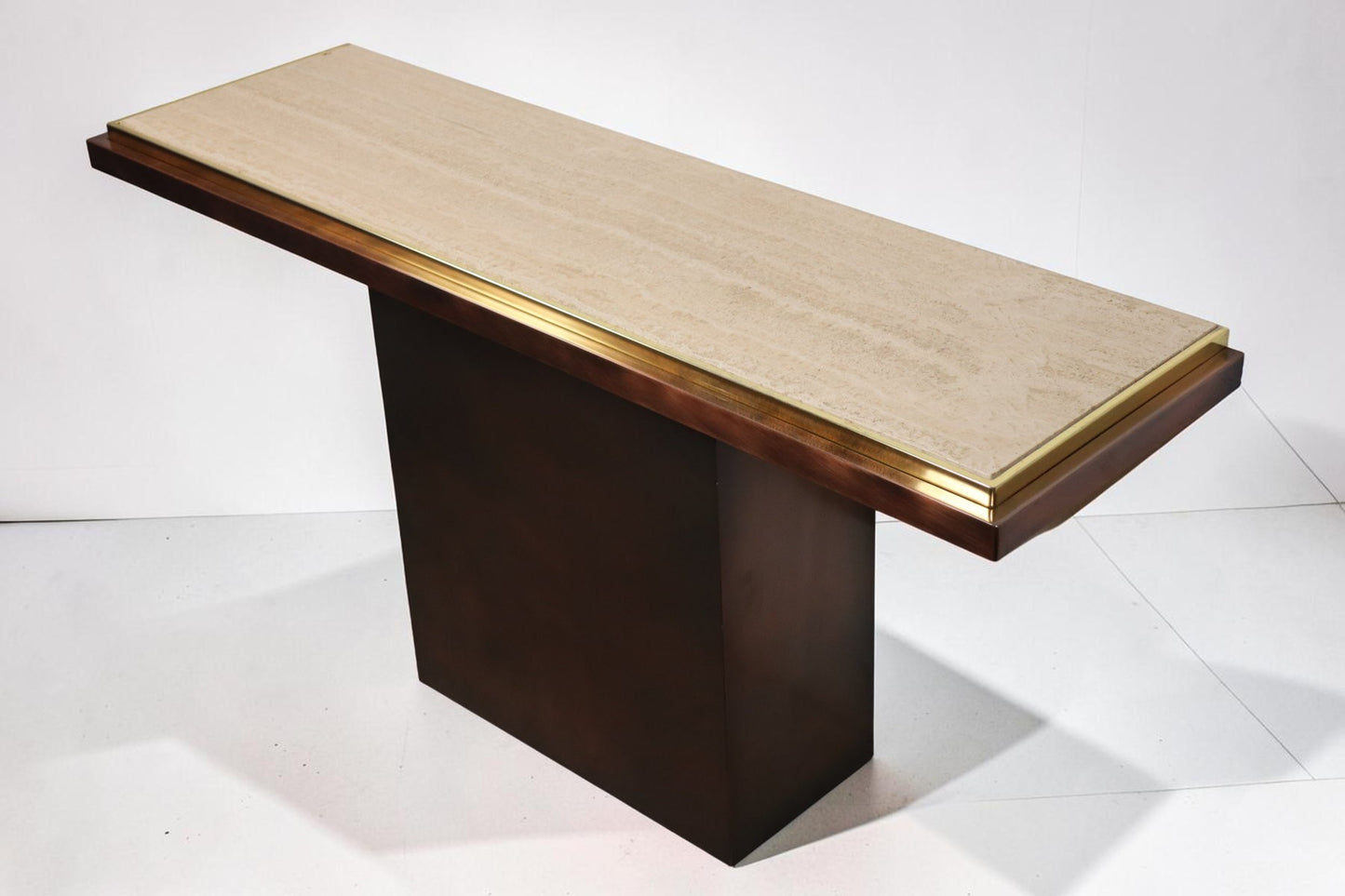 Console minimaliste en travertin et métal patiné — années 70