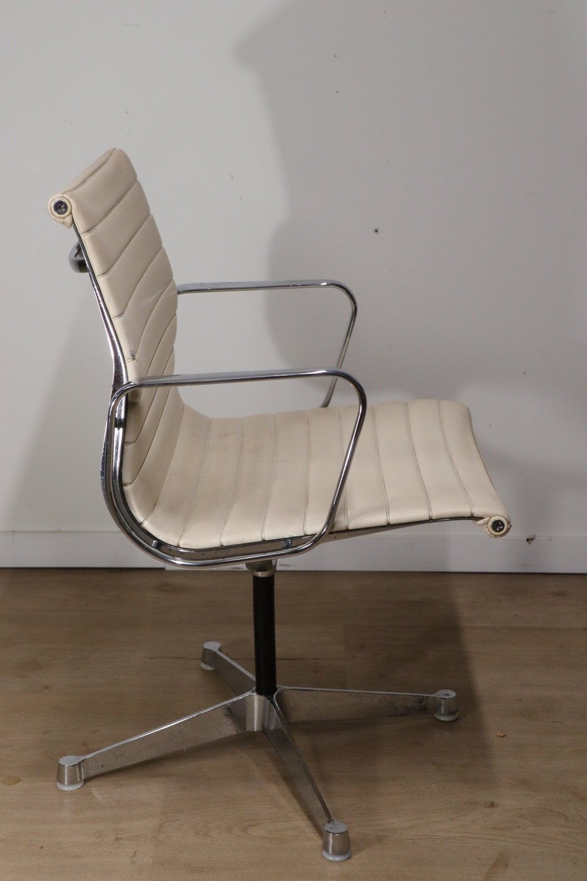 Fauteuil EA 108 en cuir – Charles & Ray Eames – Herman Miller – 1960