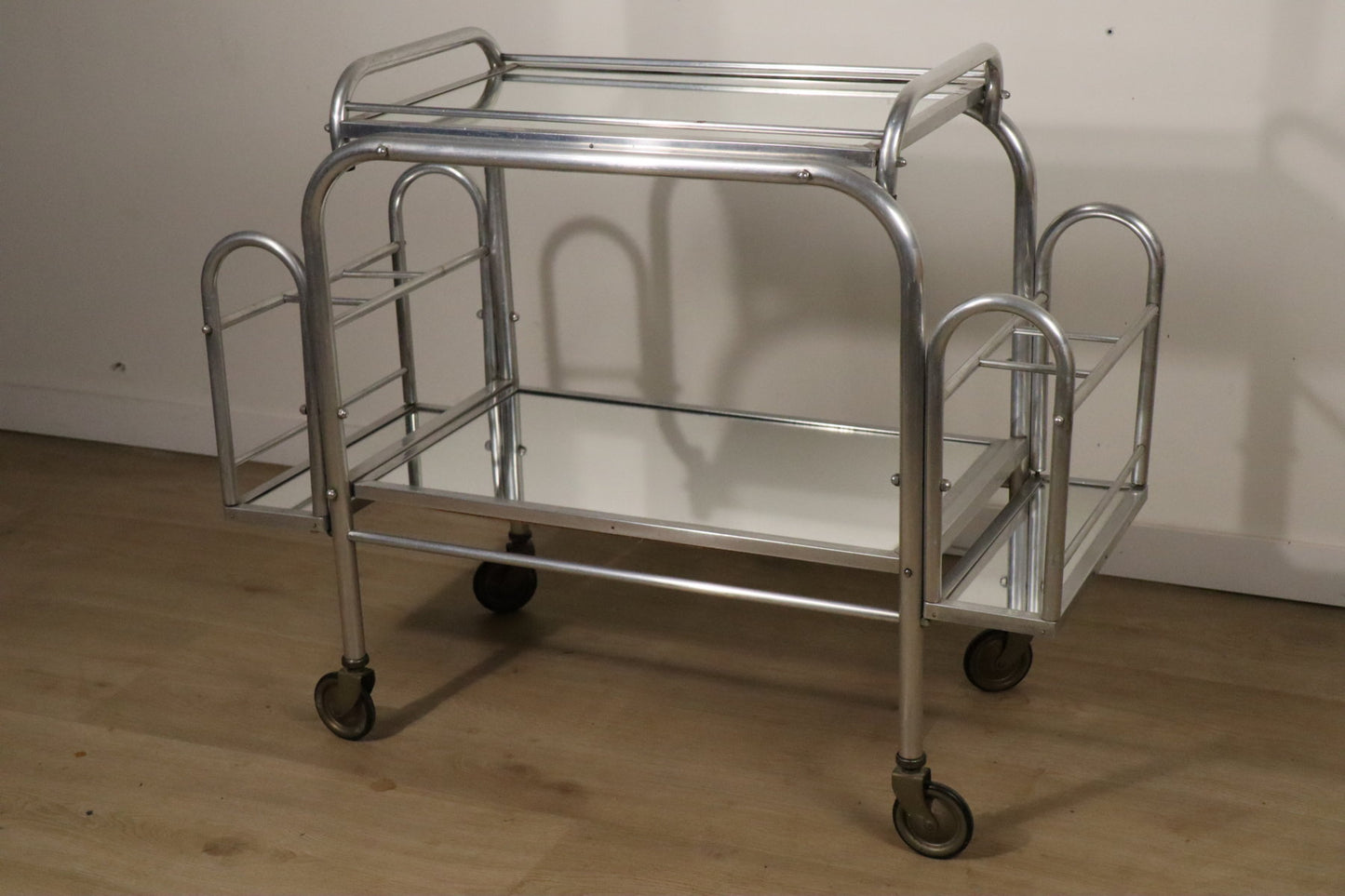 Desserte roulante vintage années 70 en métal chromé et verre miroir