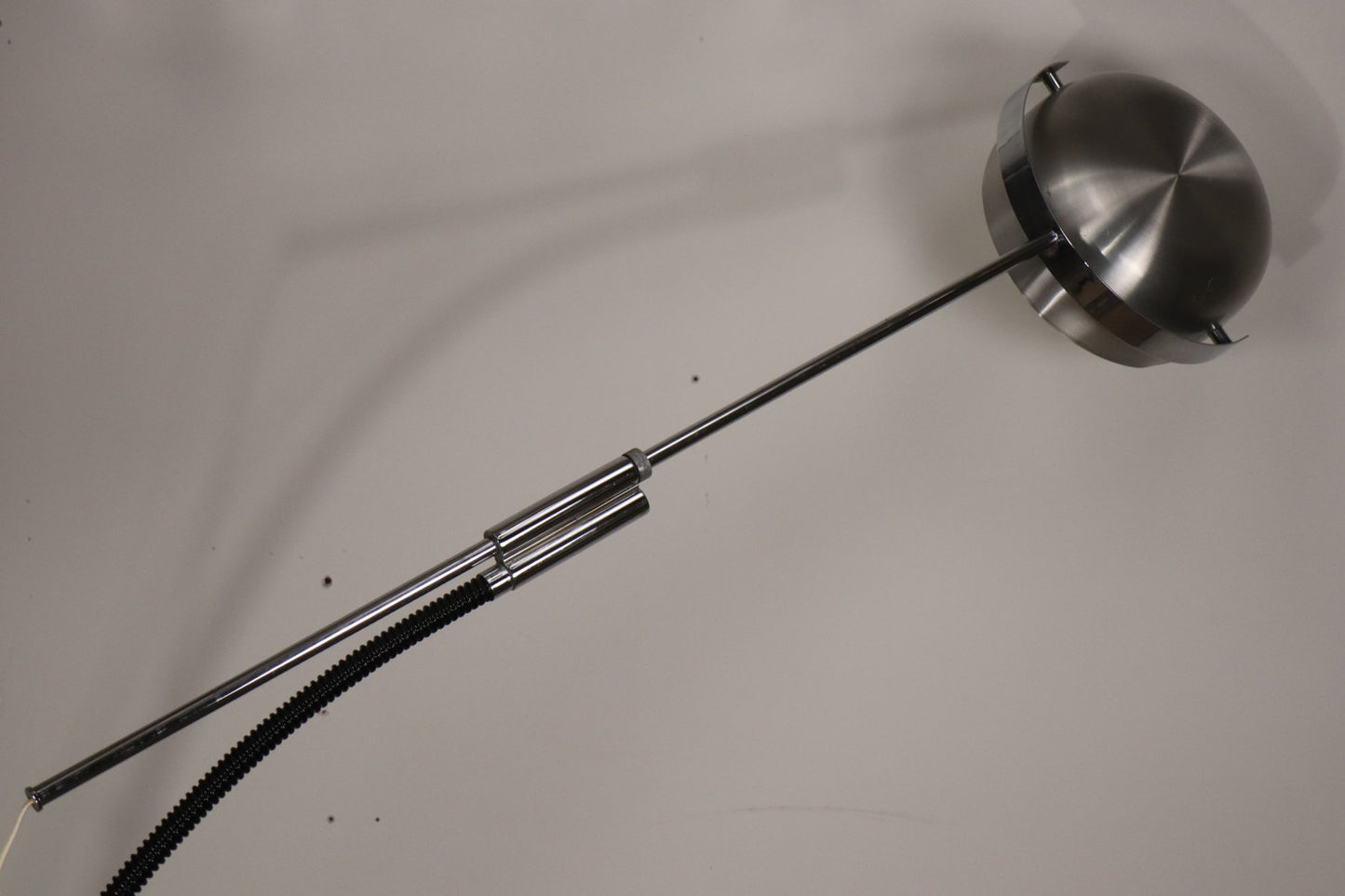 Lampadaire vintage arc à balancier en métal chromé, 1970