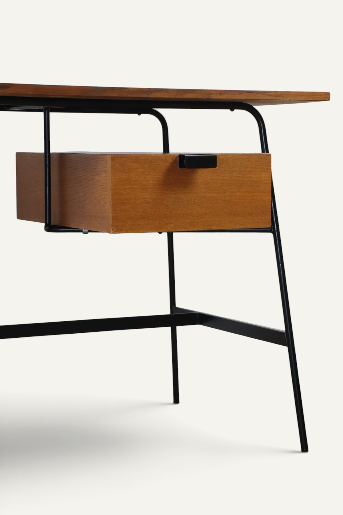 Bureau CM178 Pierre Paulin pour Thonet en chêne et métal noir – Années 1950