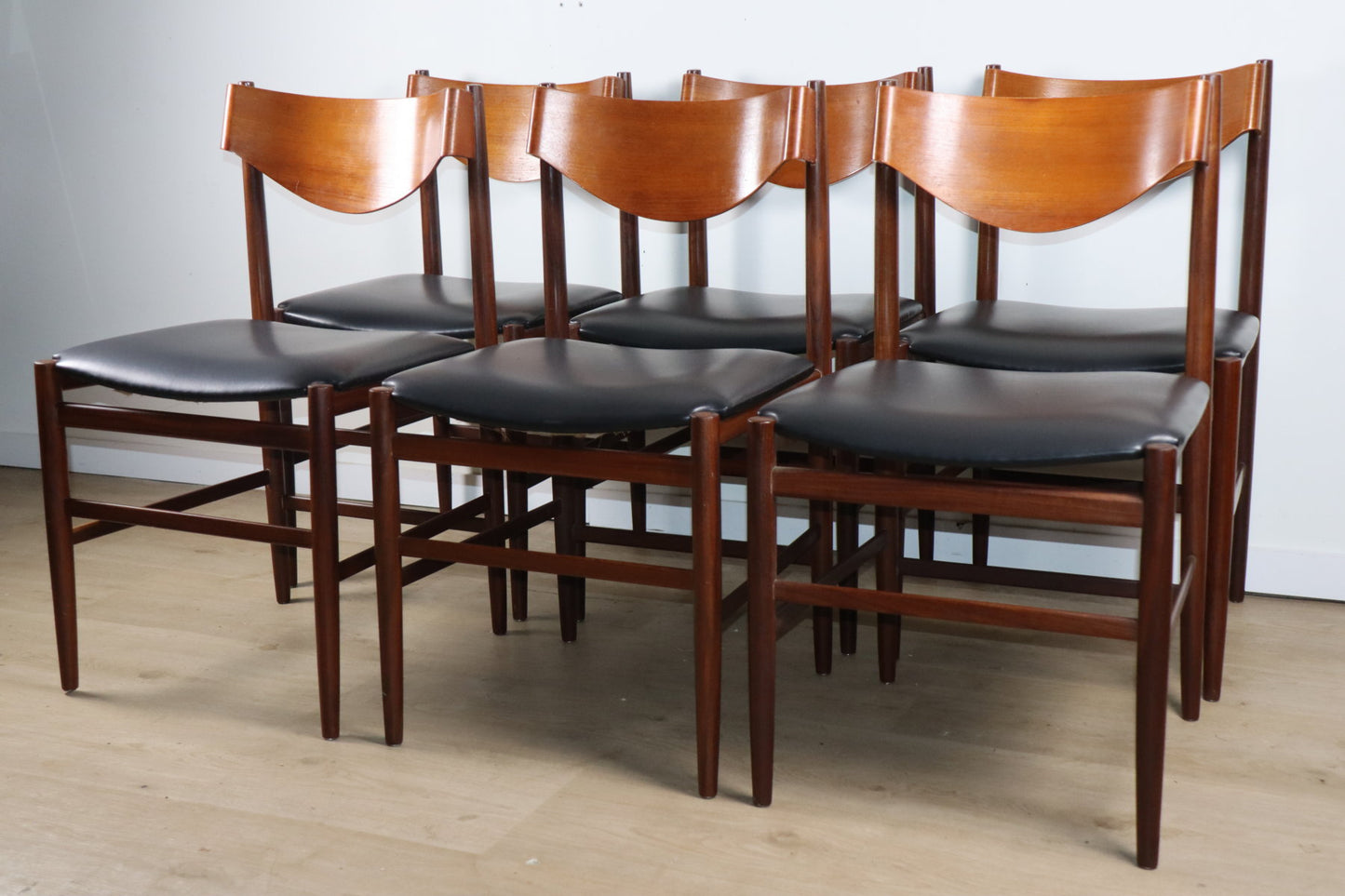 Série de 6 chaises Gianfranco Frattini en teck et skaï noir – années 60