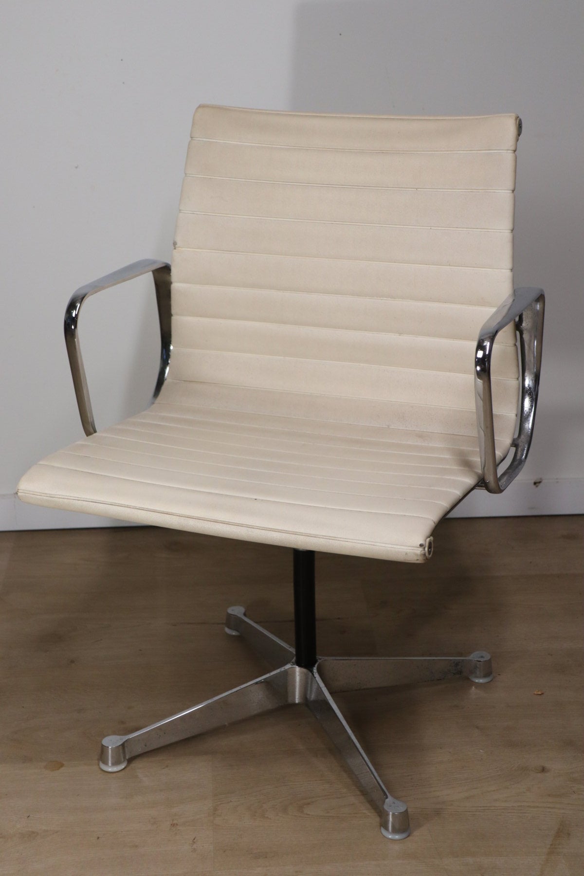 Fauteuil EA 108 en cuir – Charles & Ray Eames – Herman Miller – 1960