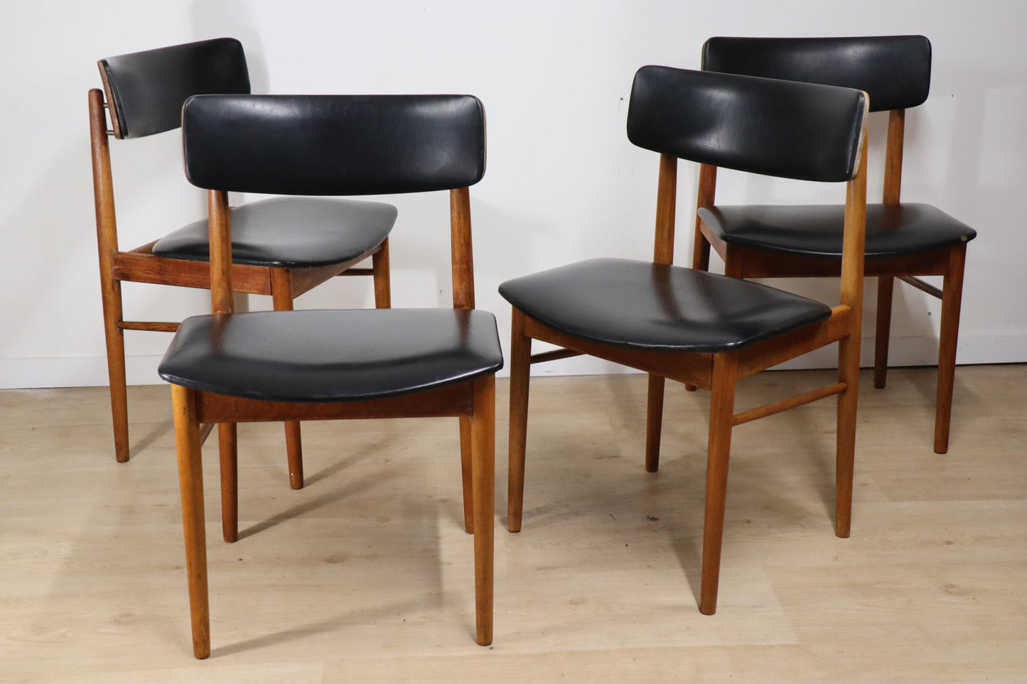 Série de 4 chaises scandinave en teck et skaï, 1960
