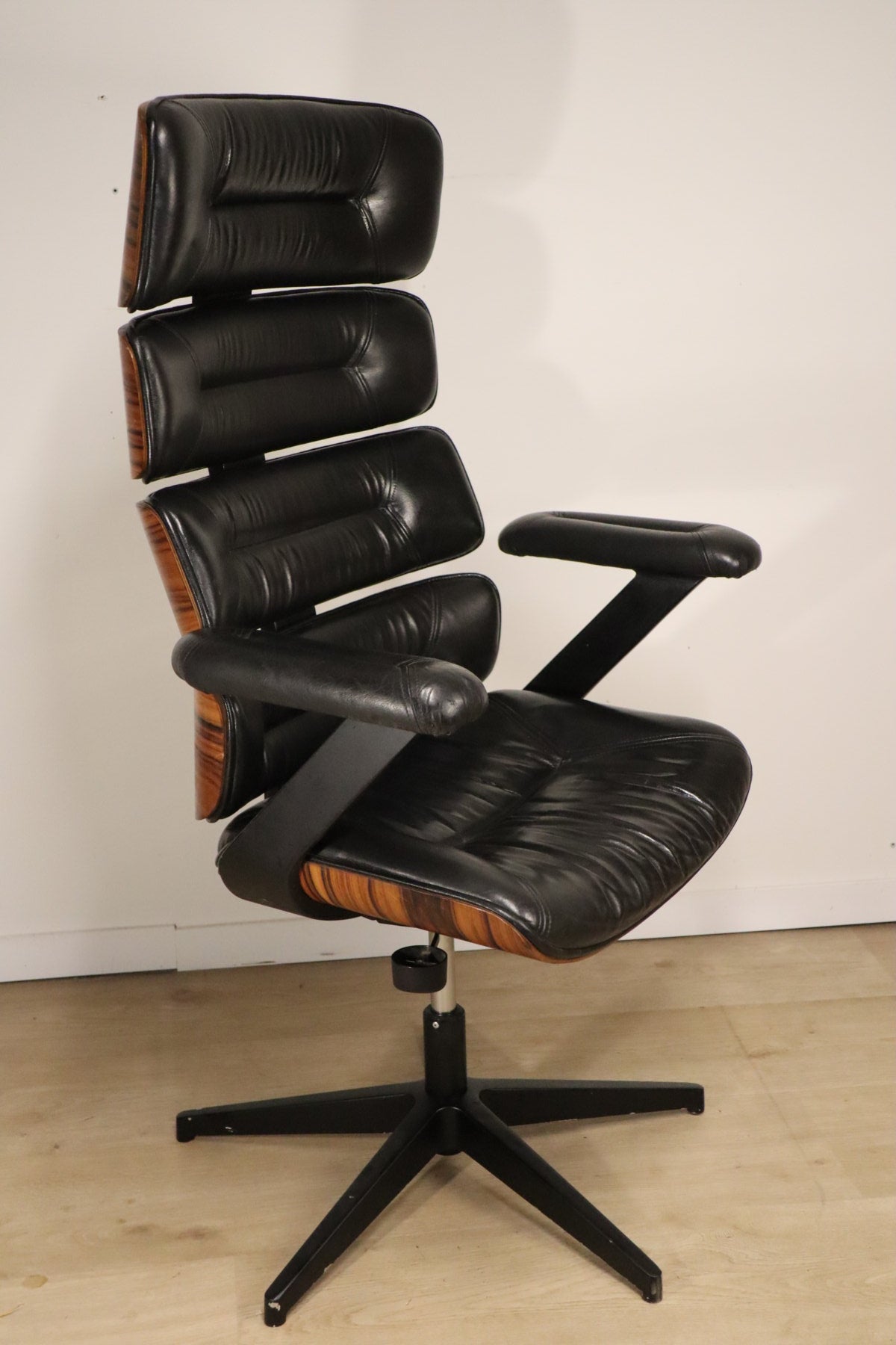 Fauteuil de bureau vintage en skaï et bois - 1970