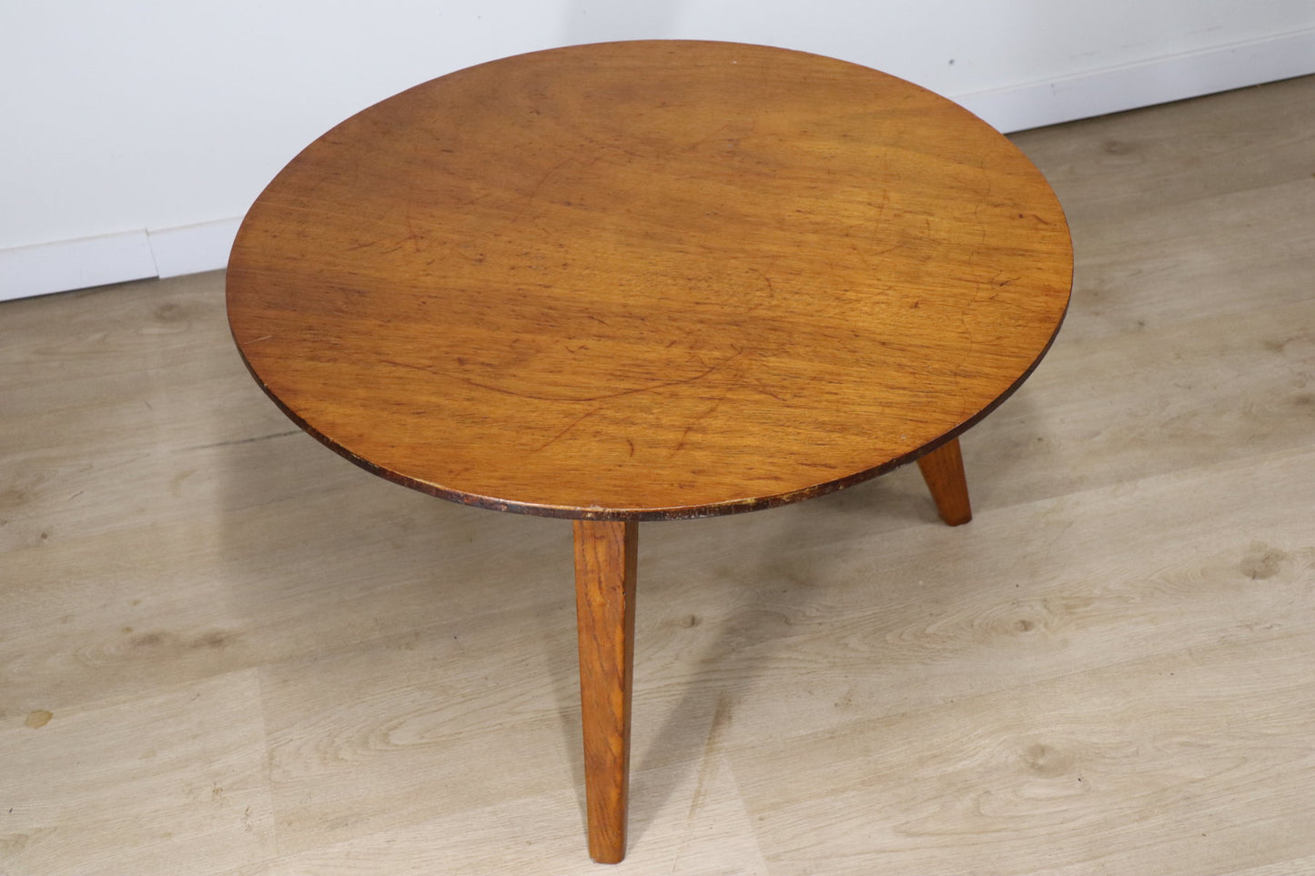 Table basse tripode en chêne années 50