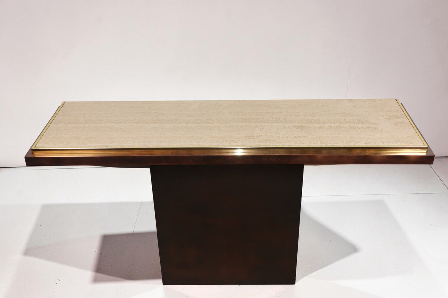 Console minimaliste en travertin et métal patiné — années 70