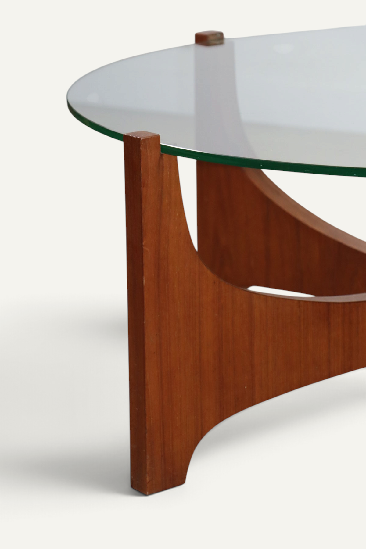 Table basse ronde en teck et verre, d’après Hugues Poignant – Années 60