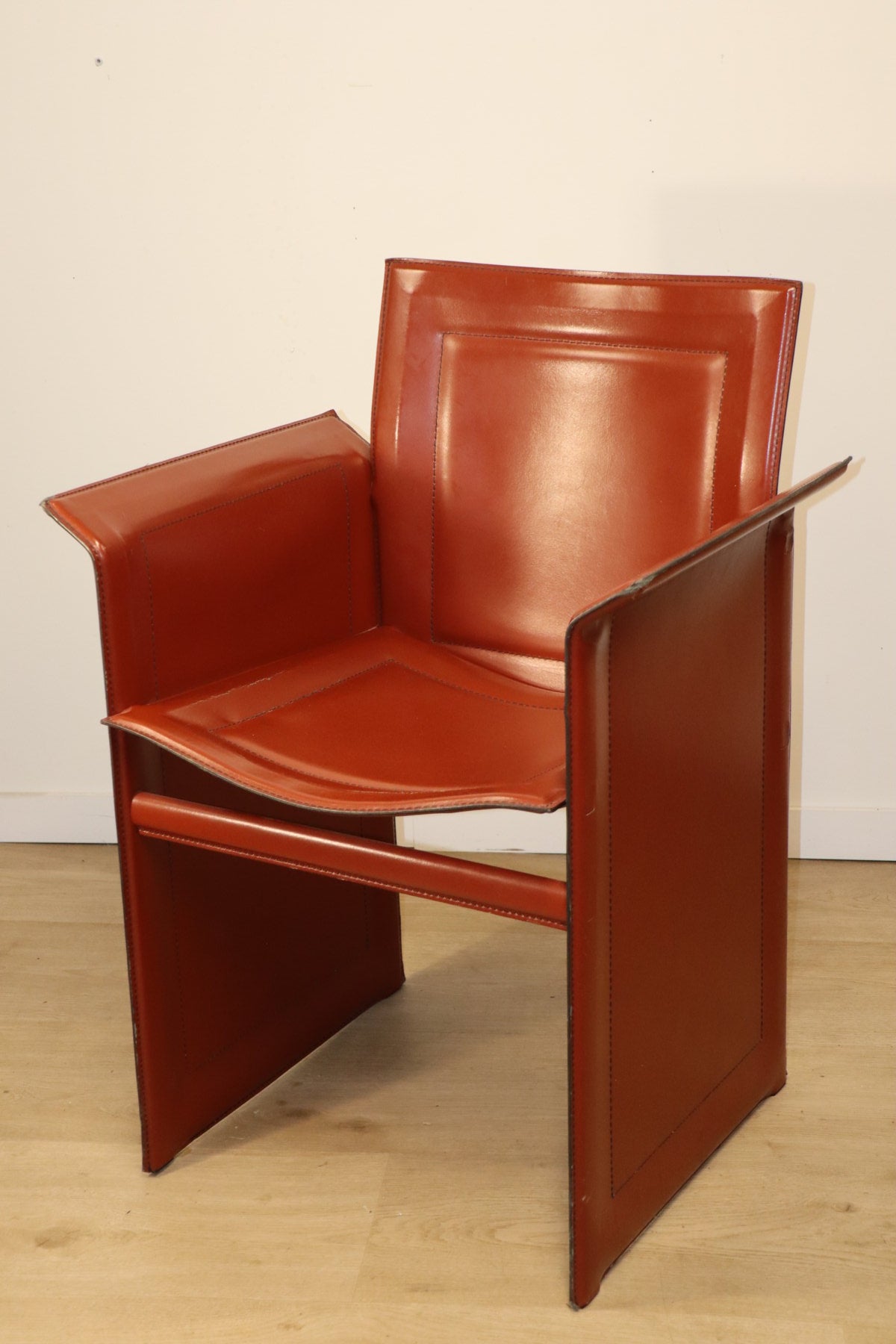 Fauteuil en cuir design minimaliste