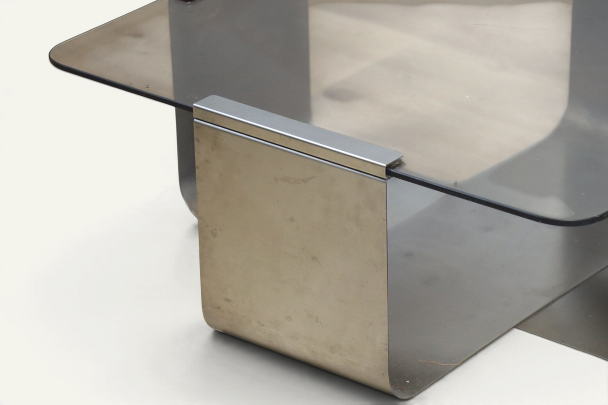 Table basse acier brossé et verre fumé, d'après François Monnet – années 70