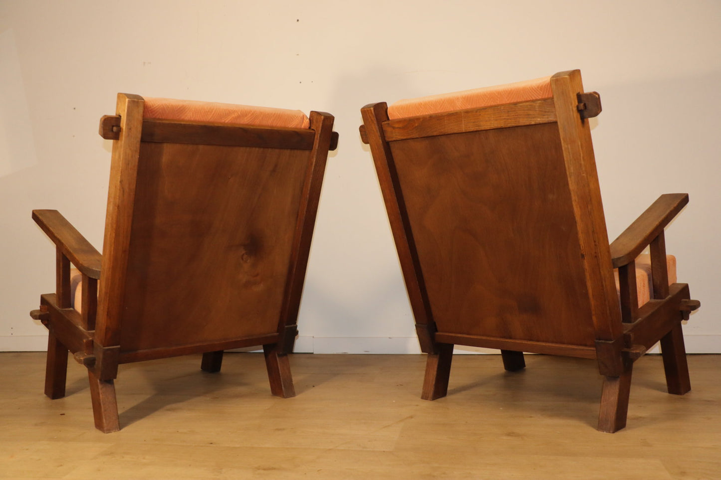 Paire de fauteuils brutalistes en chêne et velours – années 60/70