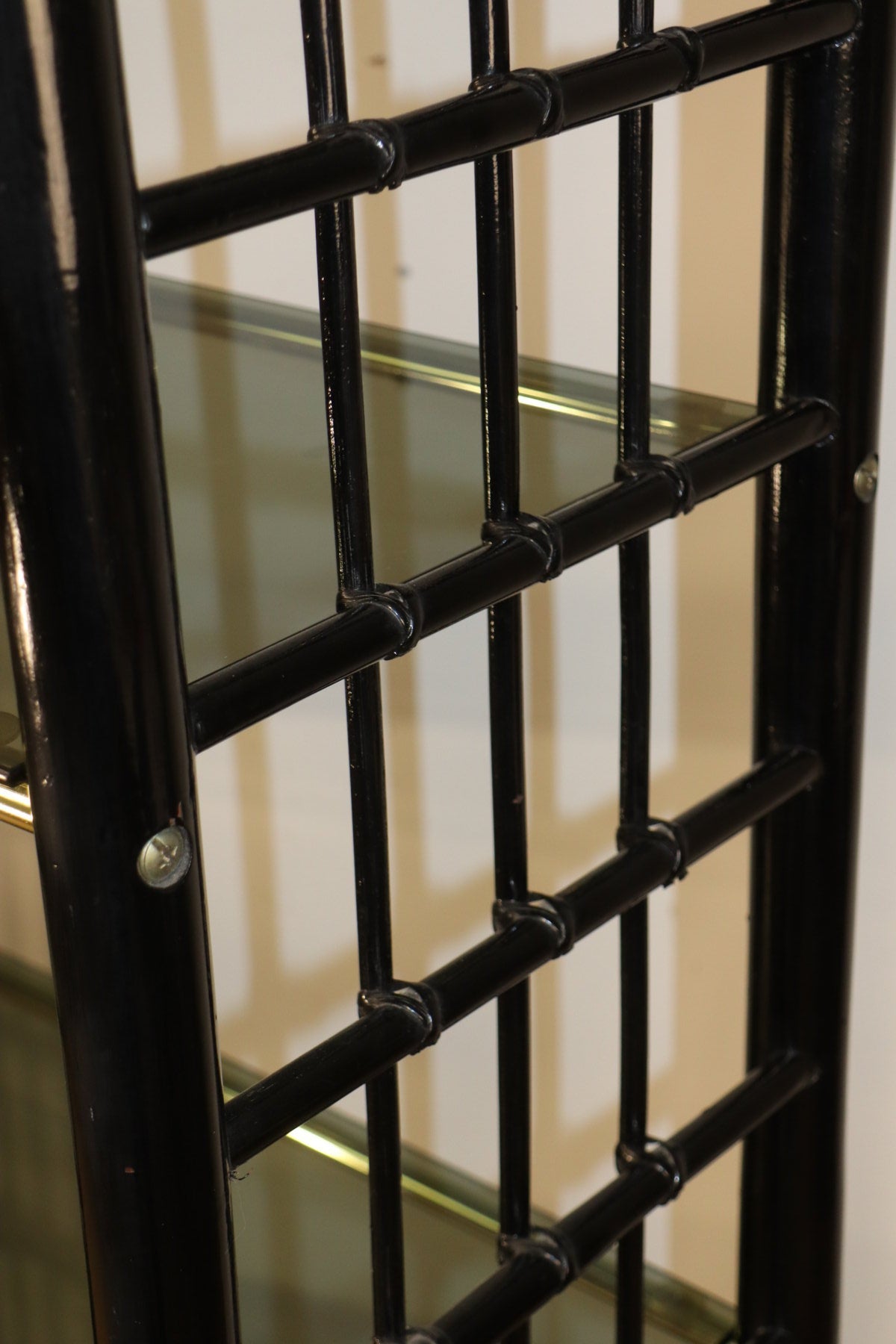 Étagère vintage années 70 en verre fumé et structure façon bambou