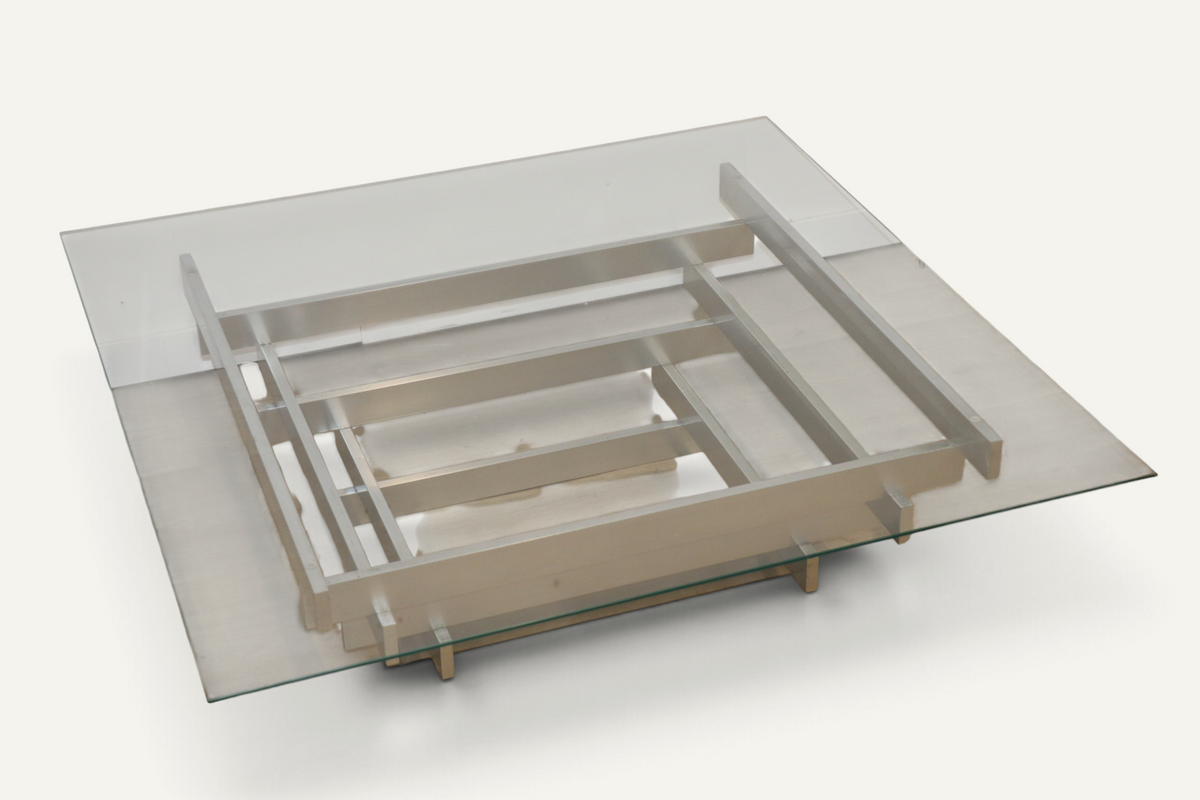 Table basse sculpturale en aluminium brossé et verre – années 1970