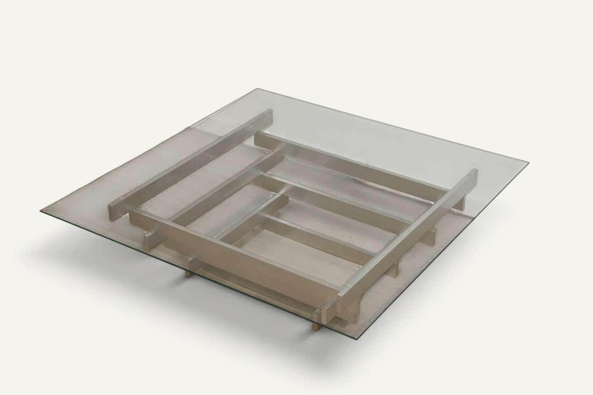 Table basse sculpturale en aluminium brossé et verre – années 1970