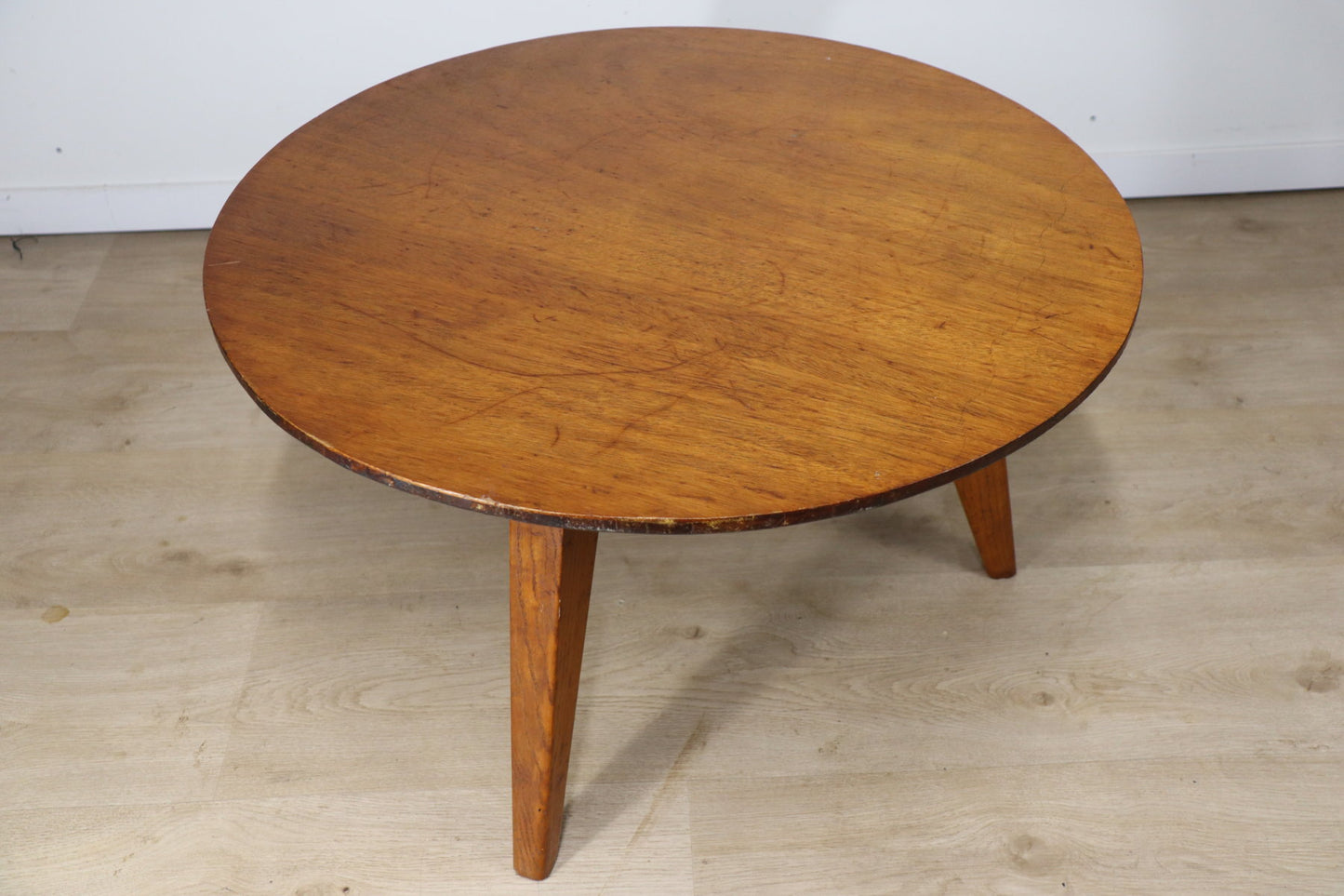 Table basse tripode en chêne années 50