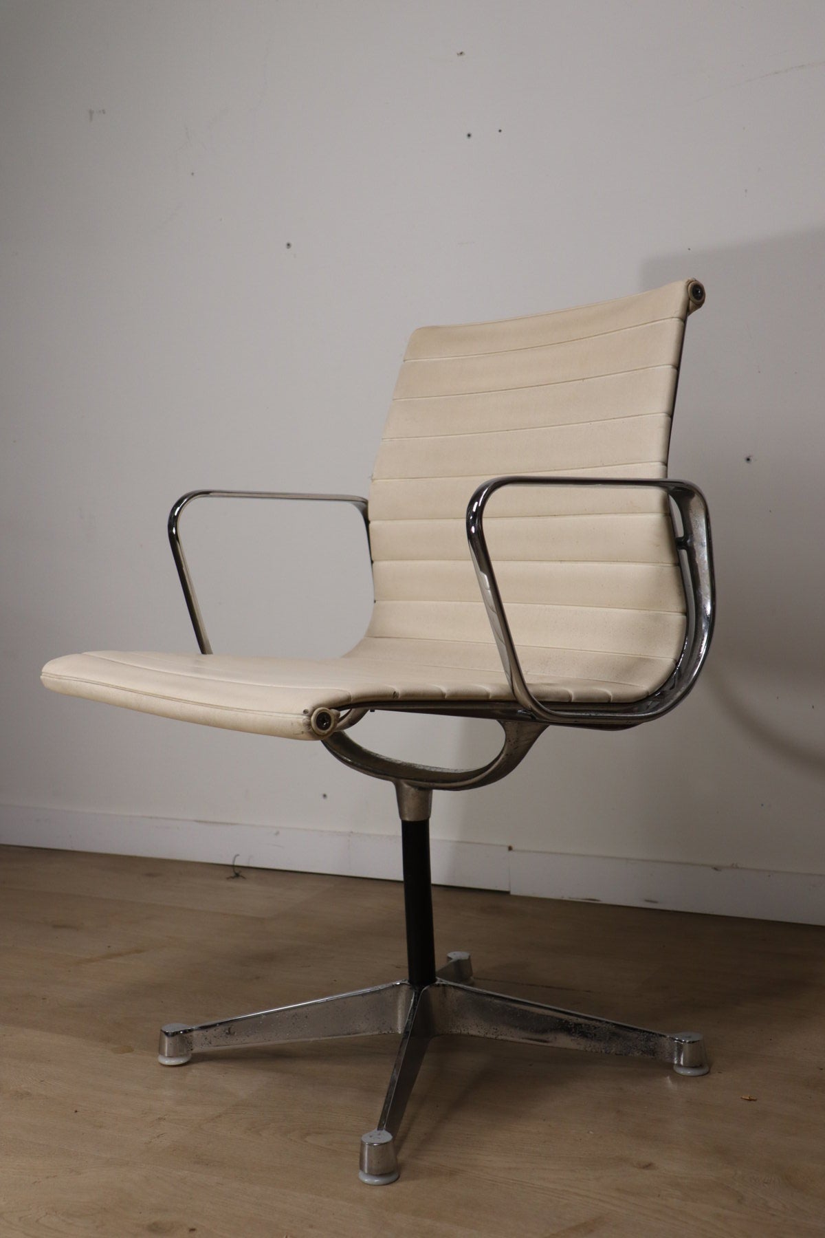 Fauteuil EA 108 en cuir – Charles & Ray Eames – Herman Miller – 1960