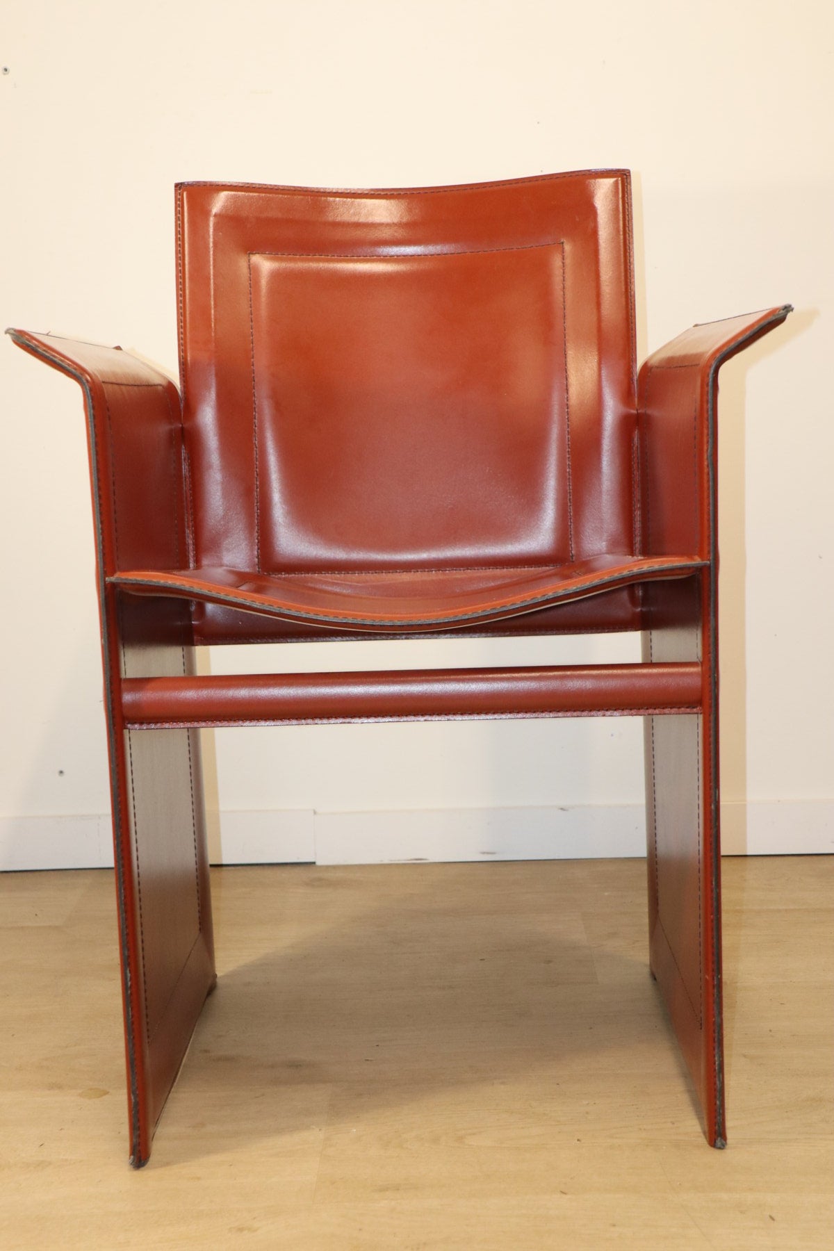 Fauteuil en cuir design minimaliste