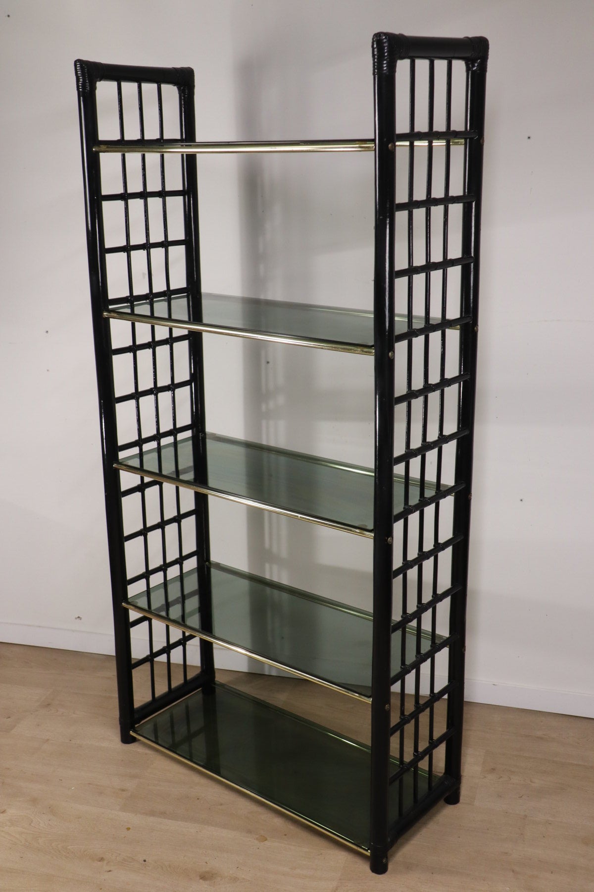 Étagère vintage années 70 en verre fumé et structure façon bambou