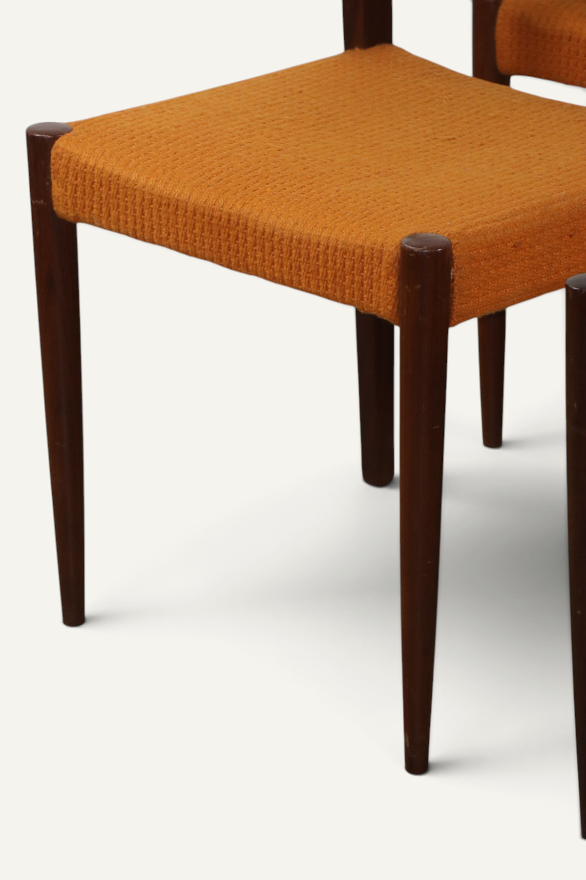 Série de 4 chaises vintage en teck et laine orange – années 60