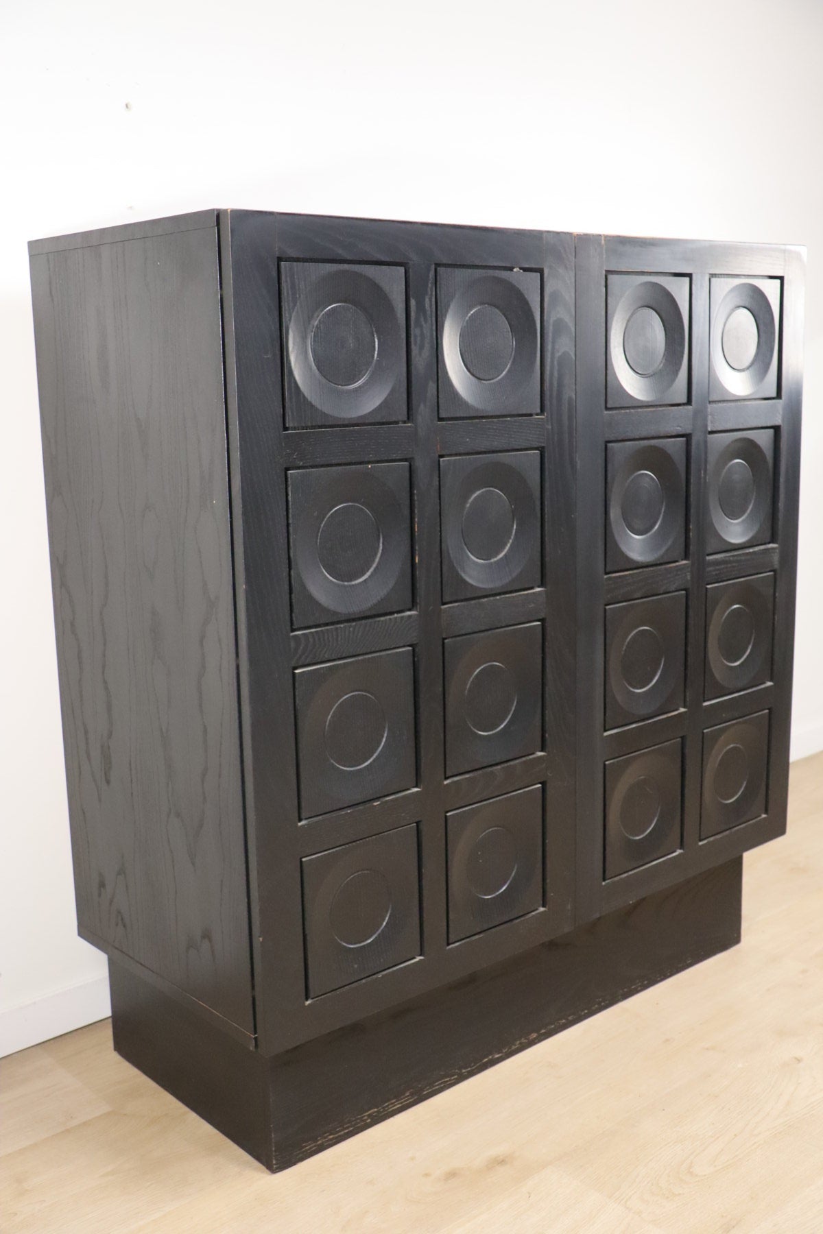 Cabinet buffet brutaliste sculpturale en bois noirci, 1970