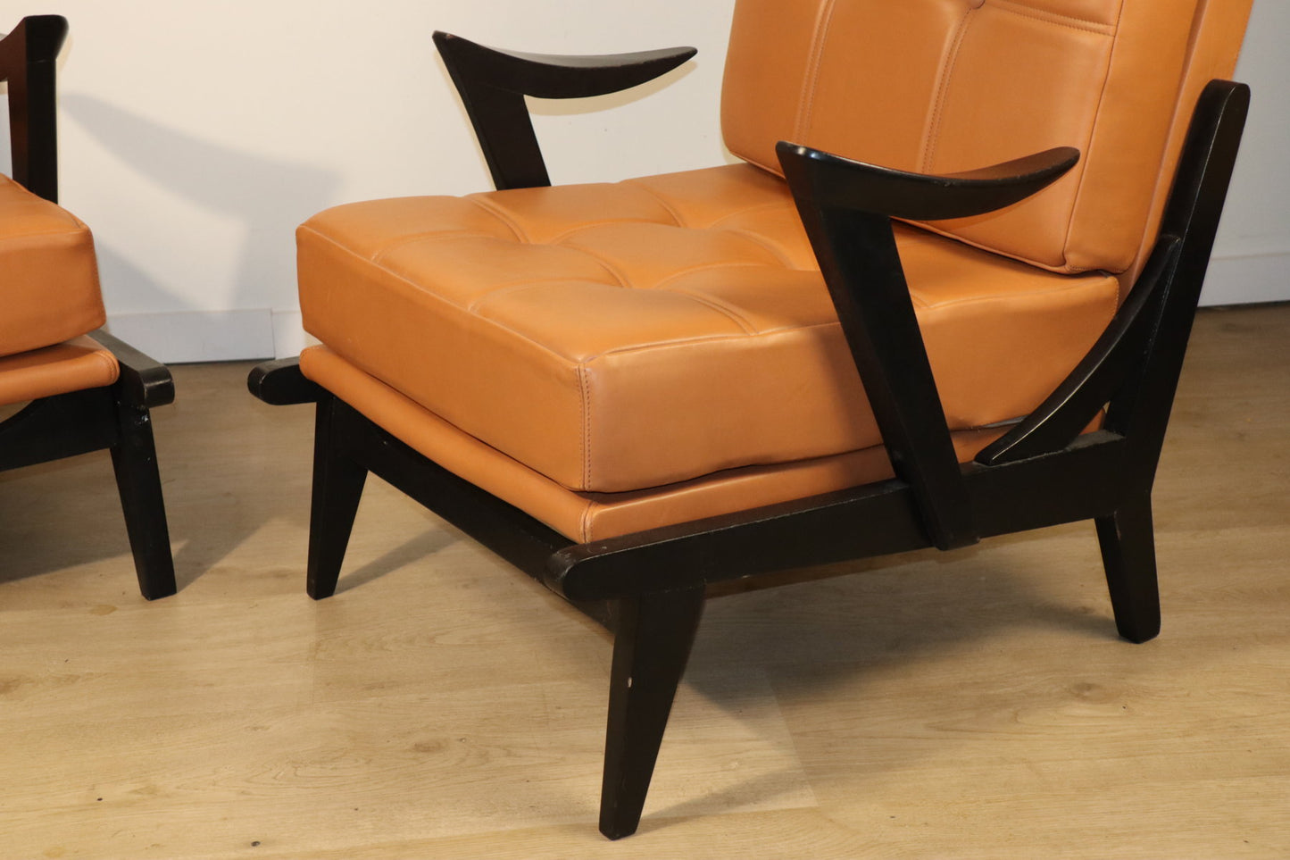 Paire de fauteuils vintage années 50 en bois noir et cuir caramel