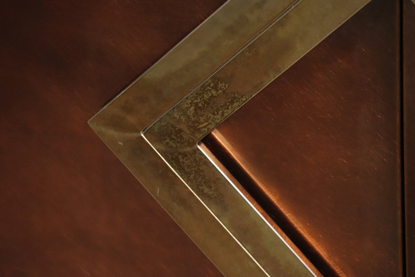Enfilade minimaliste en métal patiné bronze, années 70