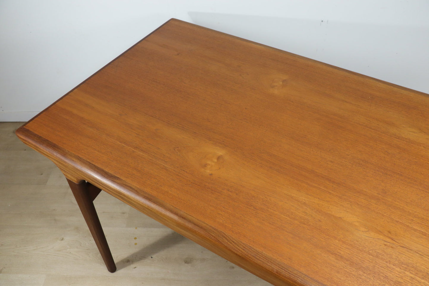 Table de repas scandinave par Johannes Andersen en teck, 1960