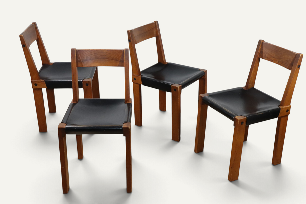 Série de 4 chaises S24 de Pierre Chapo – Orme massif et cuir noir – 1970