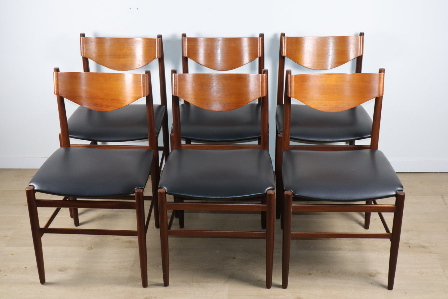 Série de 6 chaises Gianfranco Frattini en teck et skaï noir – années 60