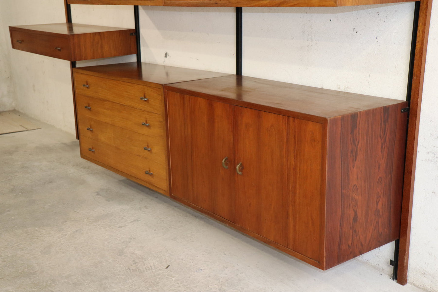 Bibliothèque murale modulable en teck et laiton – années 60