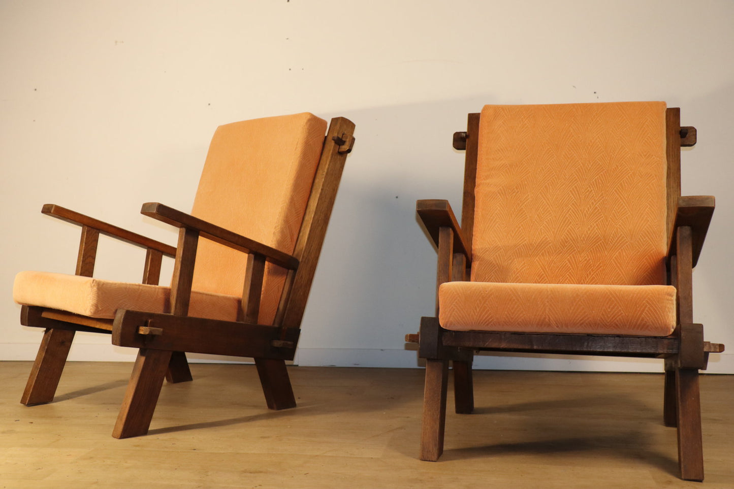 Paire de fauteuils brutalistes en chêne et velours – années 60/70