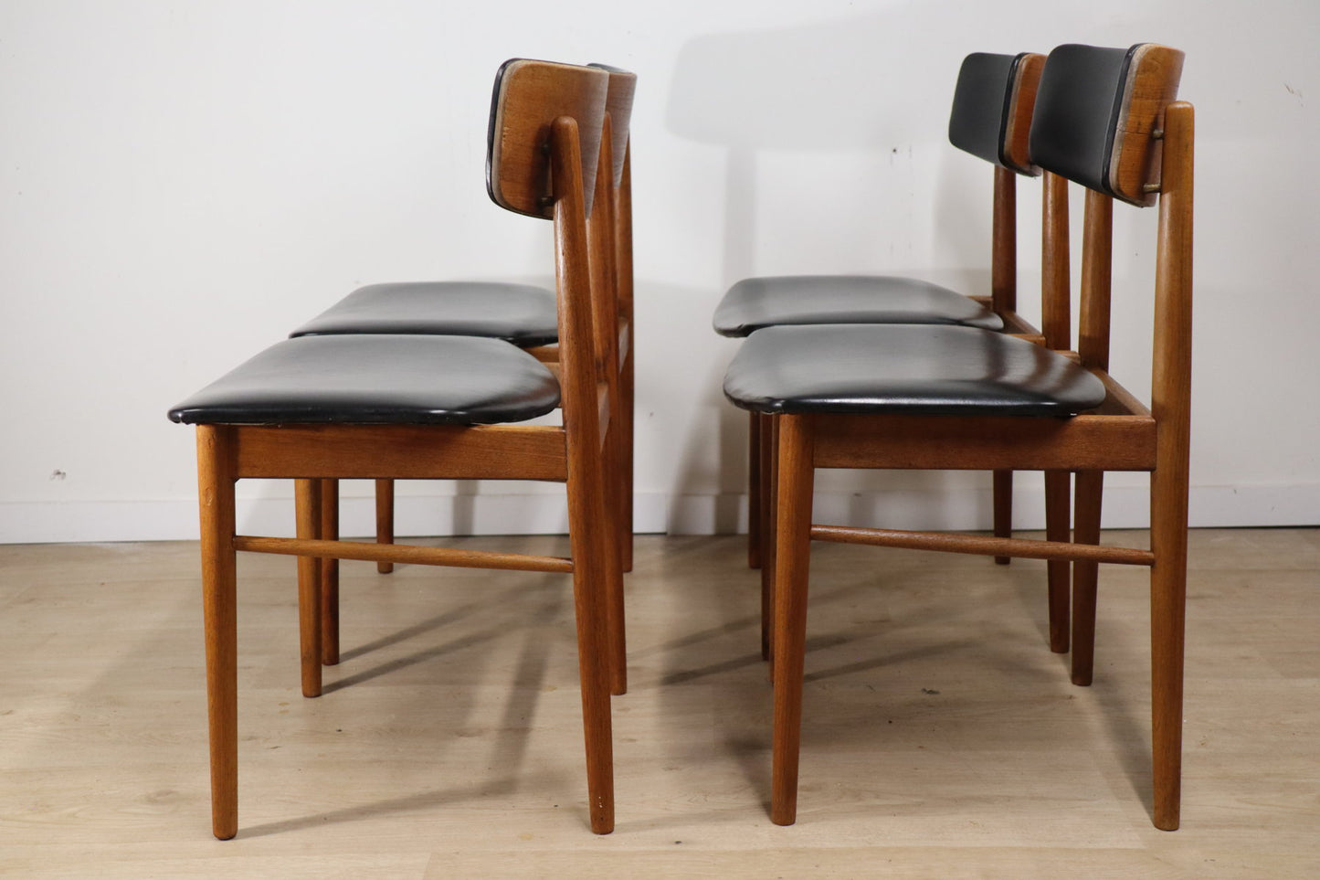 Série de 4 chaises scandinave en teck et skaï, 1960