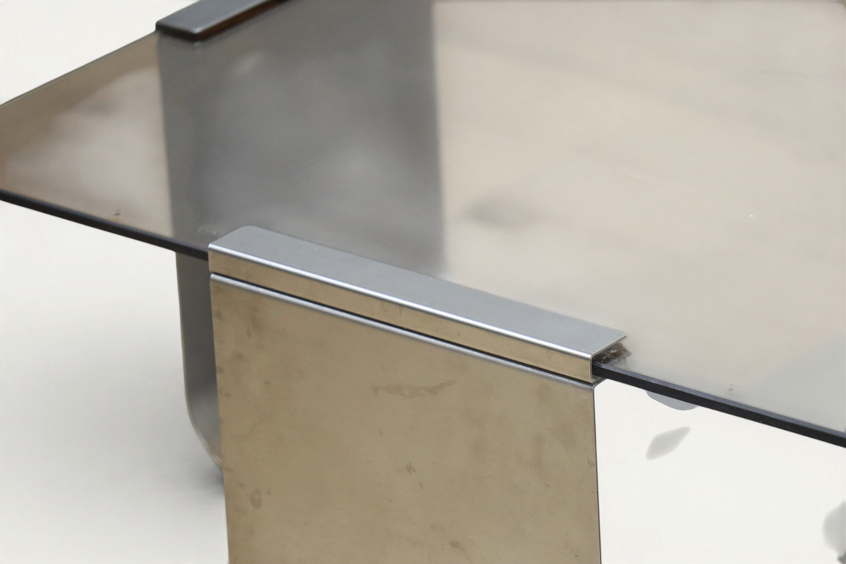 Table basse acier brossé et verre fumé, d'après François Monnet – années 70