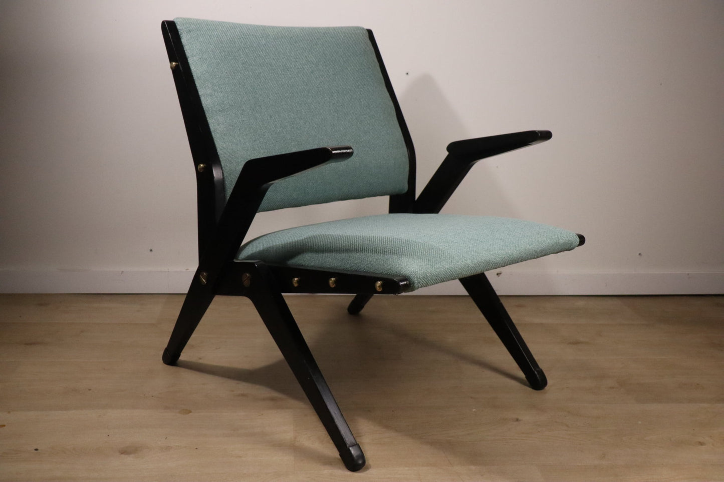 Fauteuil vintage années 60 en bois noir et tissu