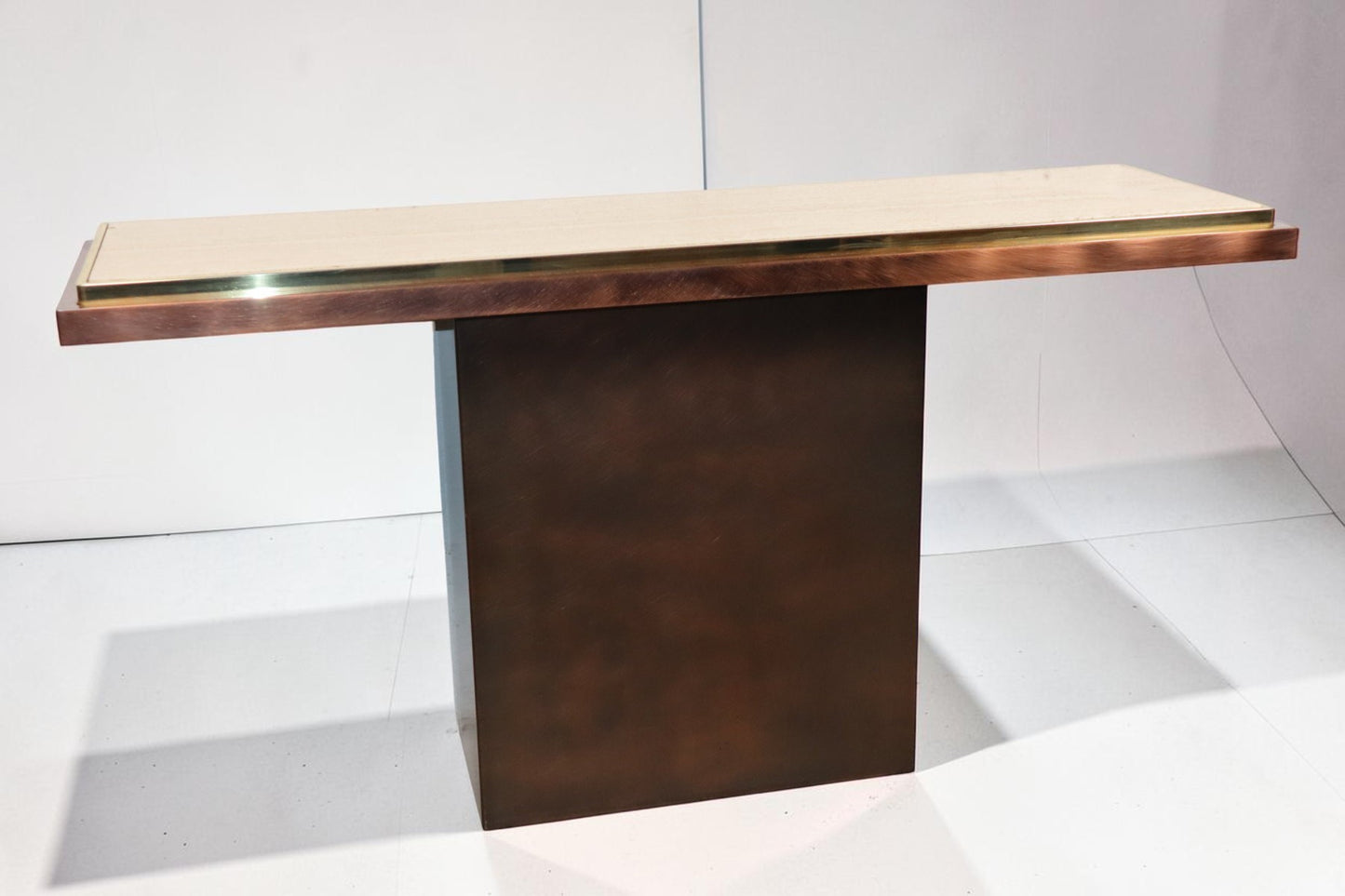 Console minimaliste en travertin et métal patiné — années 70