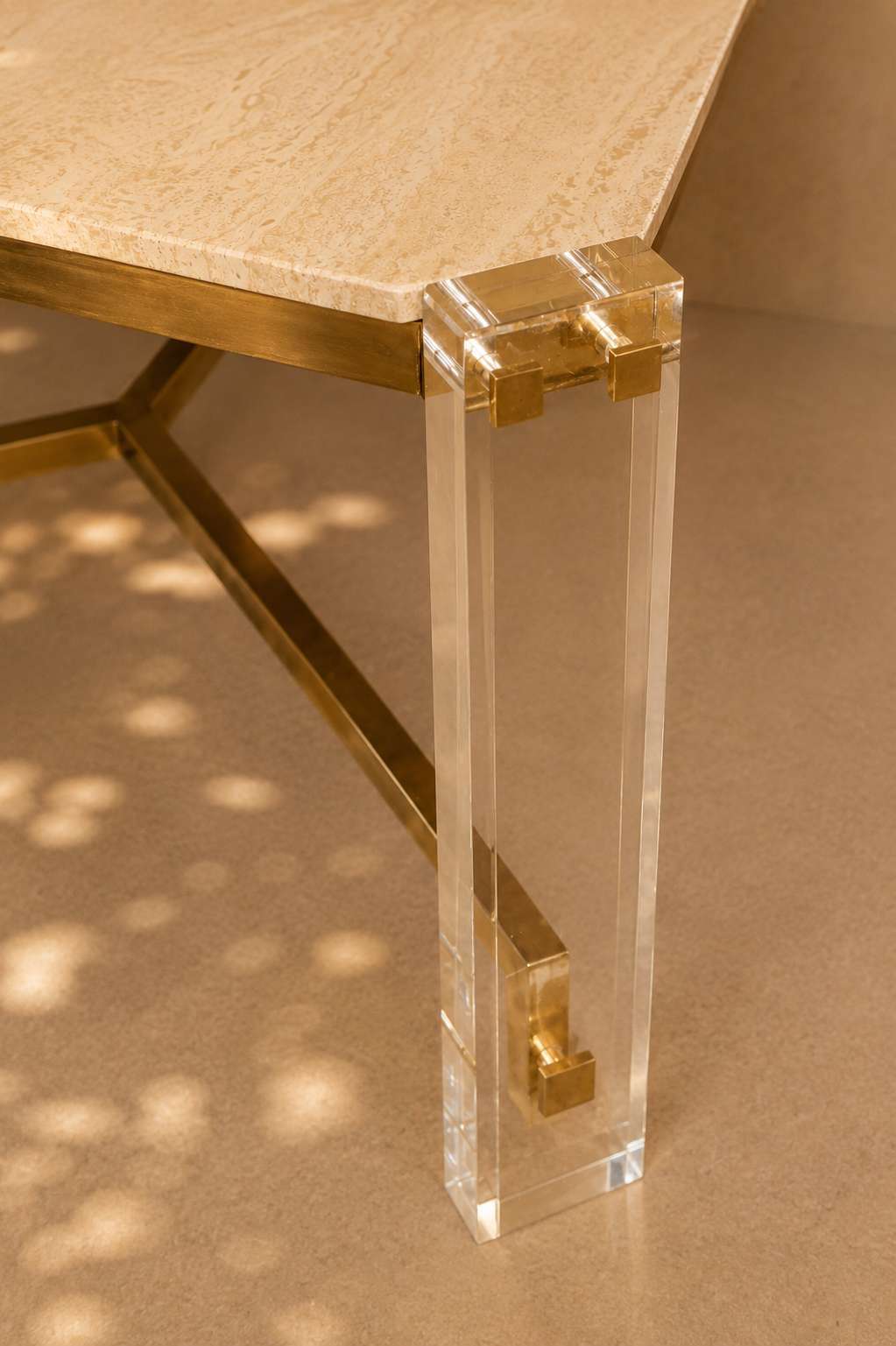 Table de repas années 70 en travertin, métal doré et plexiglas