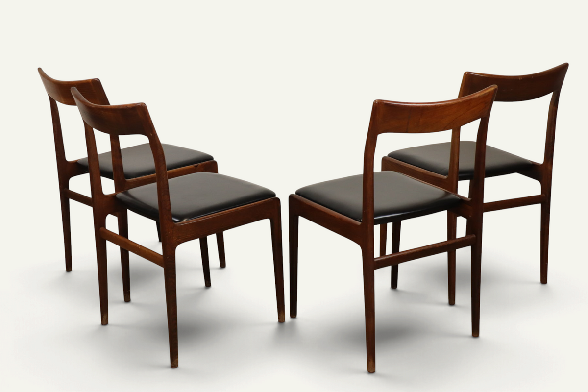 Série de 4 chaises vintage en teck et skaï noir – années 1960