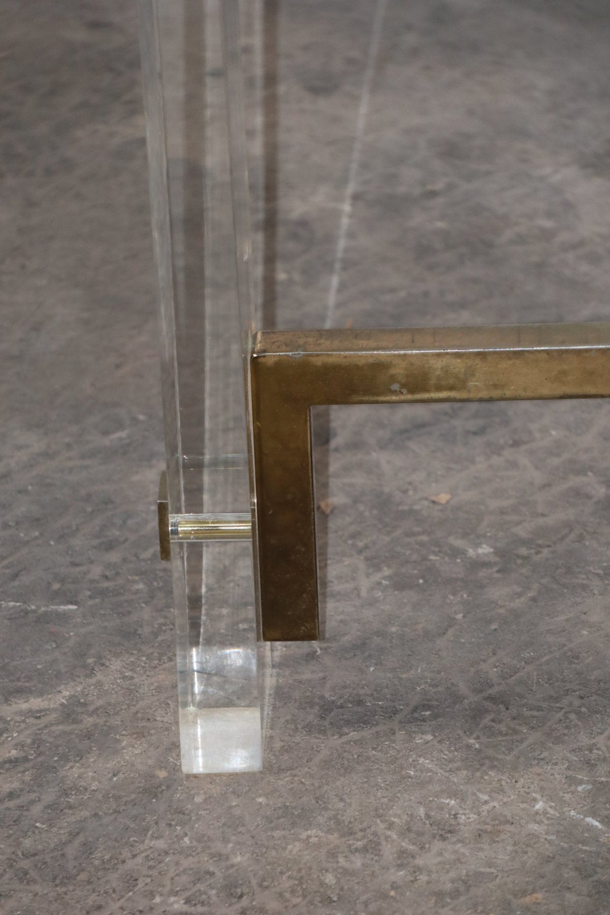 Table de repas années 70 en travertin, métal doré et plexiglas