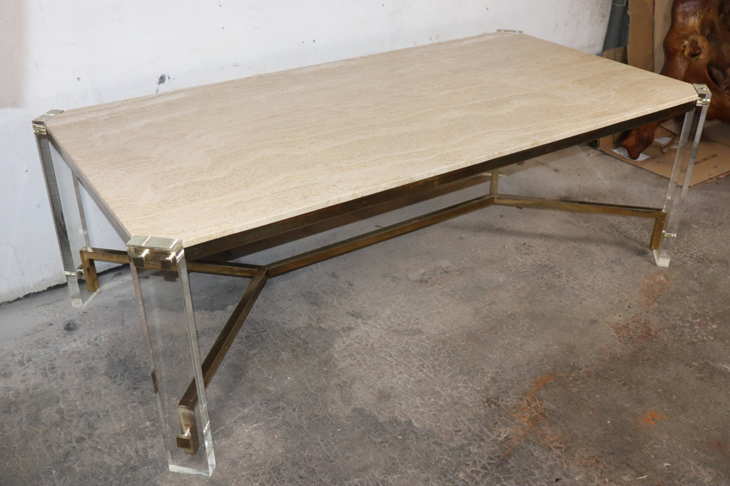 Table de repas années 70 en travertin, métal doré et plexiglas